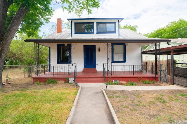 view of front of property featuring a front yard and a porch