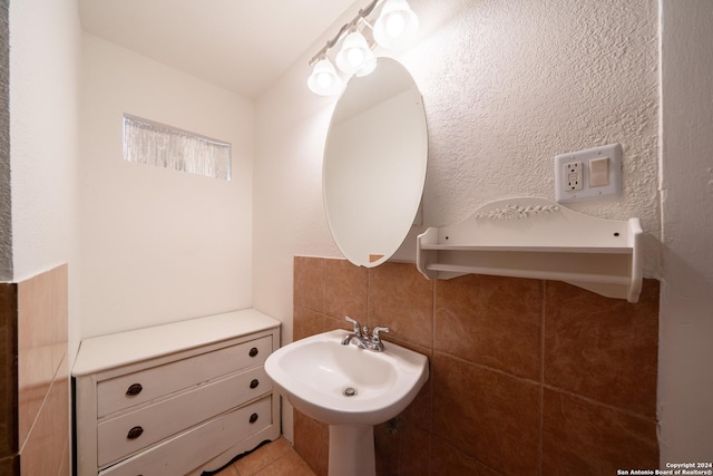 bathroom with sink and backsplash