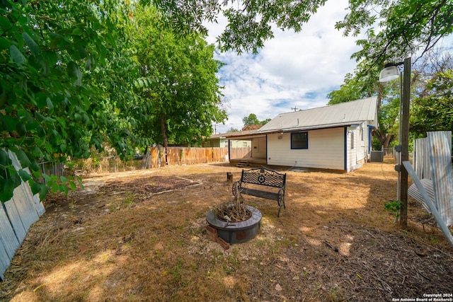 view of yard featuring a fire pit