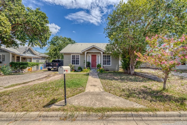 view of front of property featuring a front lawn