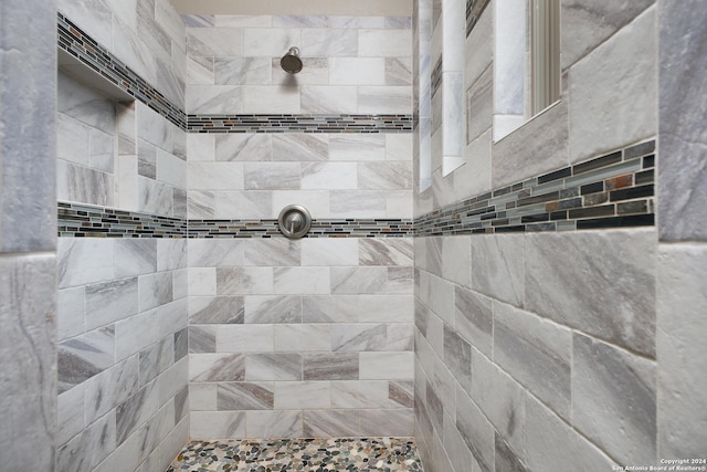 bathroom featuring a tile shower