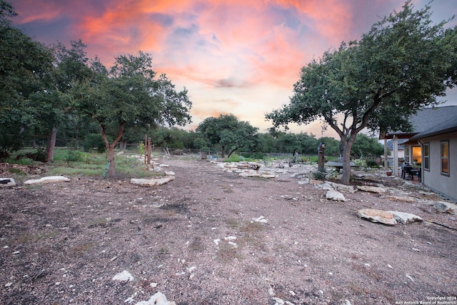 view of yard at dusk