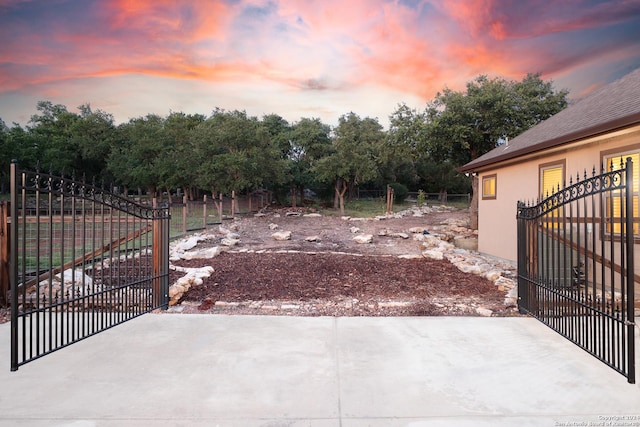 view of yard at dusk