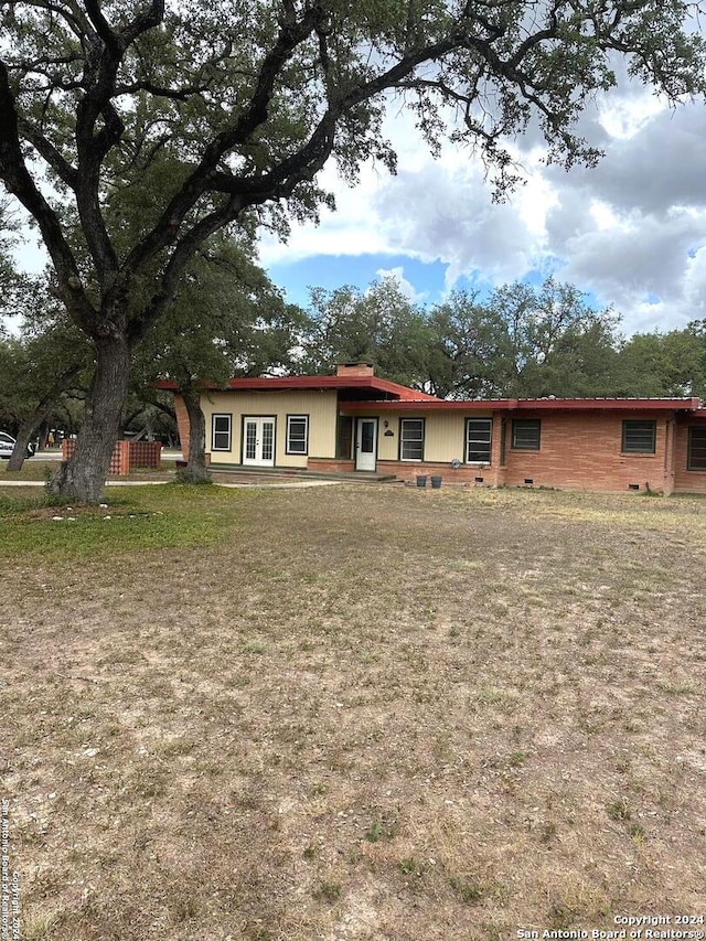 view of front of house featuring a front yard