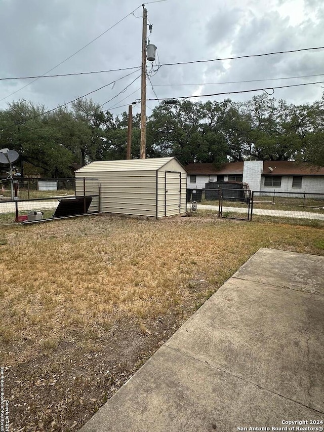 view of yard with a storage unit