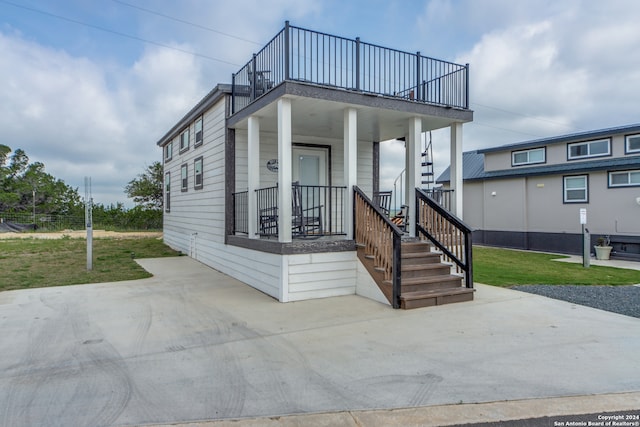 view of front facade featuring a porch and a front lawn