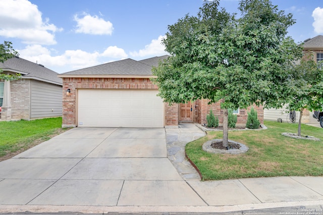 view of front of property featuring a front yard