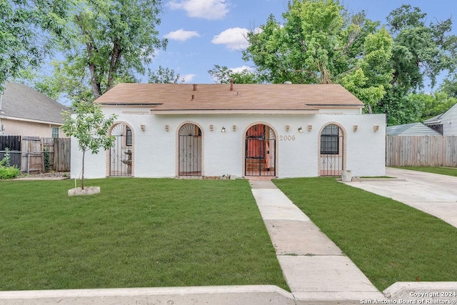 view of front of property with a front yard