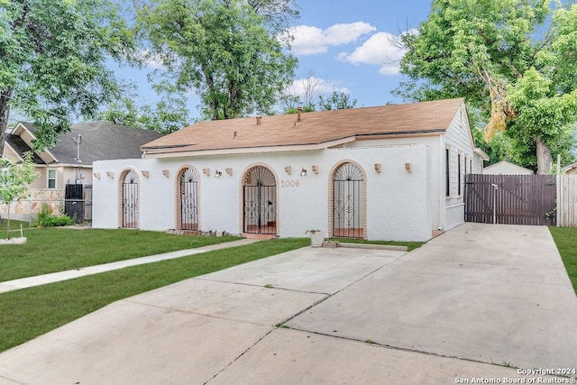 view of front of property featuring a front yard