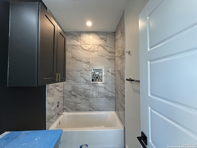 bathroom with tiled shower / bath combo