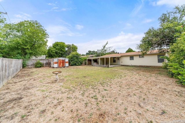 view of yard featuring a storage shed