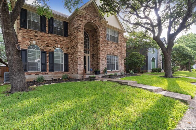 view of front of property featuring a front lawn