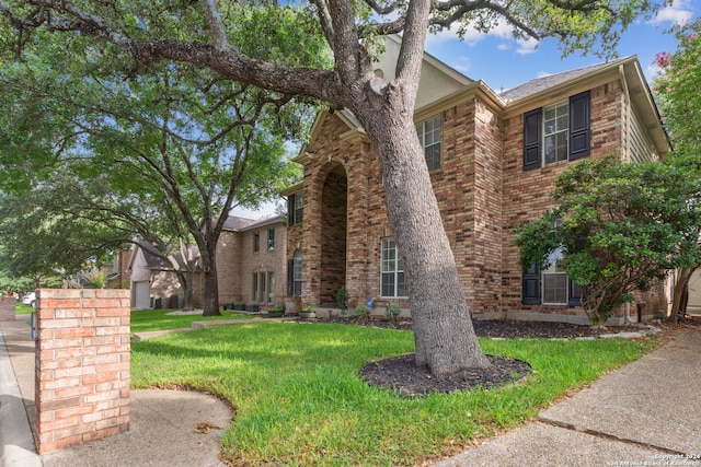 view of front of property with a front yard