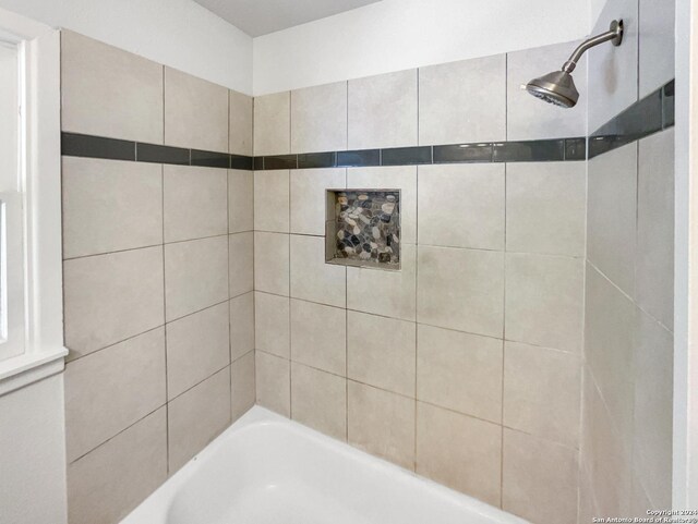 bathroom featuring tiled shower / bath combo