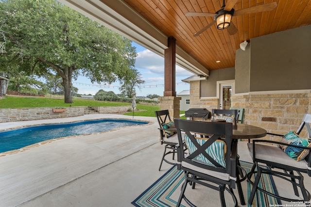 view of patio with ceiling fan