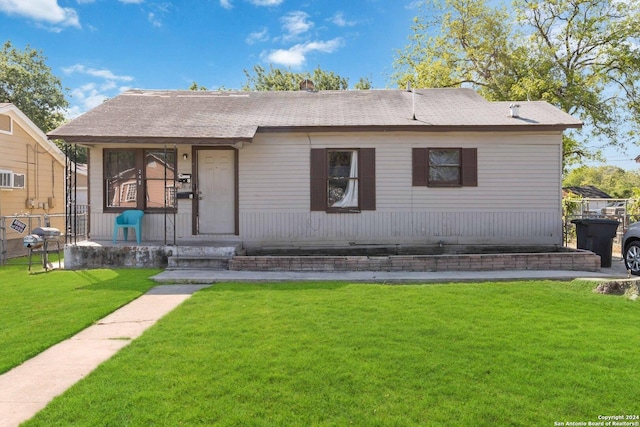 view of front of house with a front lawn