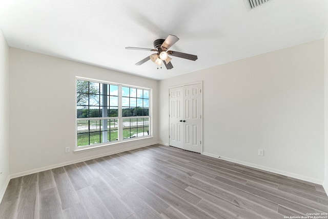 empty room featuring light hardwood / wood-style floors and ceiling fan