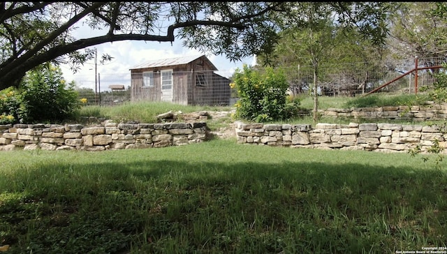 view of yard with an outdoor structure