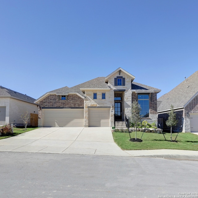 view of front of home featuring a front yard