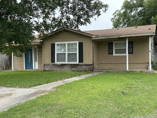 view of front of property featuring a front lawn