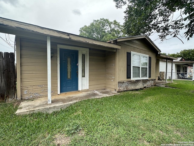 view of front facade with a front lawn