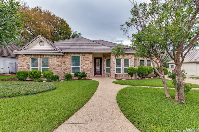 ranch-style house featuring a front lawn