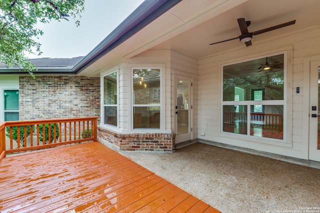 deck with ceiling fan