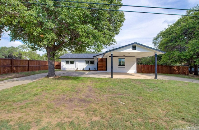 view of front of home featuring a front lawn and a carport