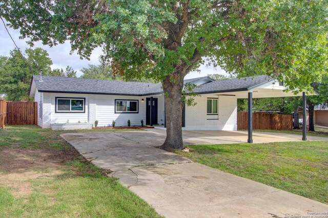 ranch-style house featuring a front yard