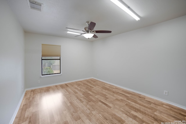 unfurnished room featuring light wood-type flooring and ceiling fan