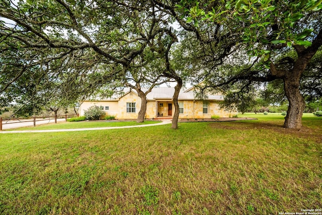 single story home featuring a front lawn