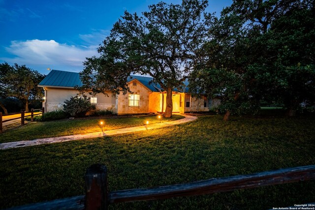 view of front of property featuring a lawn