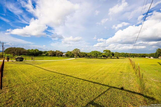 view of yard featuring a rural view