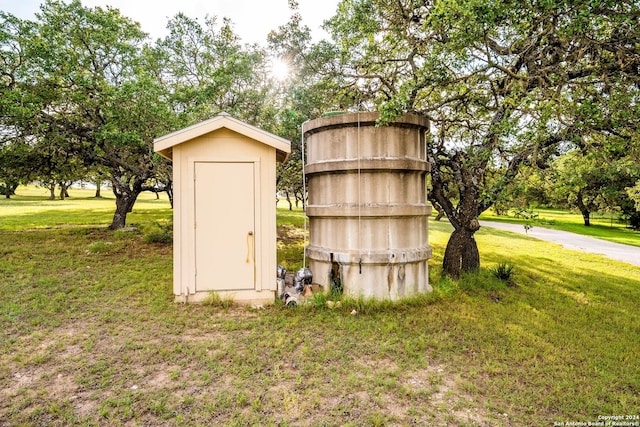 view of outdoor structure featuring an outbuilding