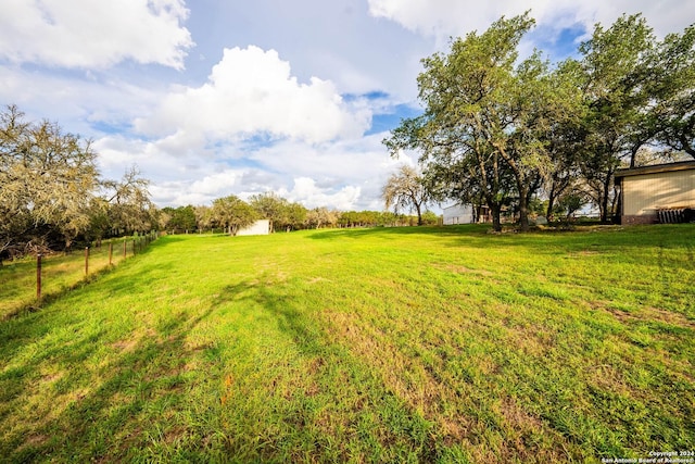 view of yard featuring a rural view