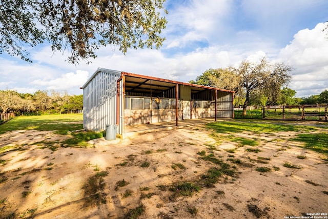 view of outdoor structure with an outdoor structure