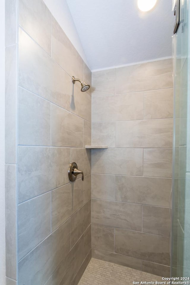 bathroom featuring tiled shower