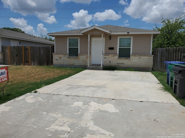 view of front facade with a front yard