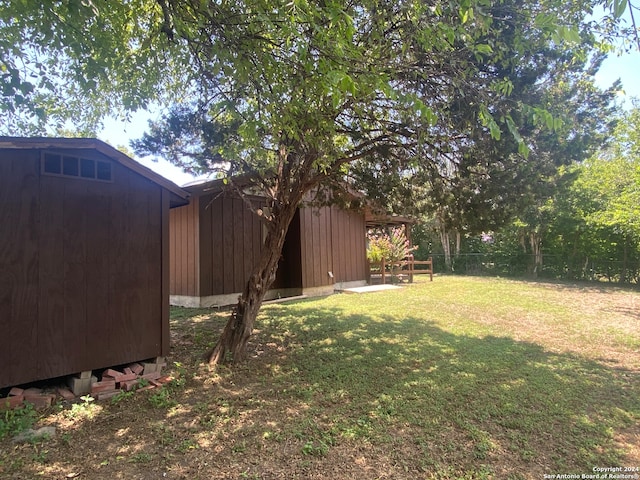 view of yard with a shed