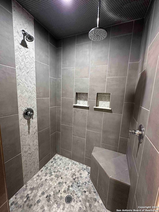 bathroom featuring tiled shower