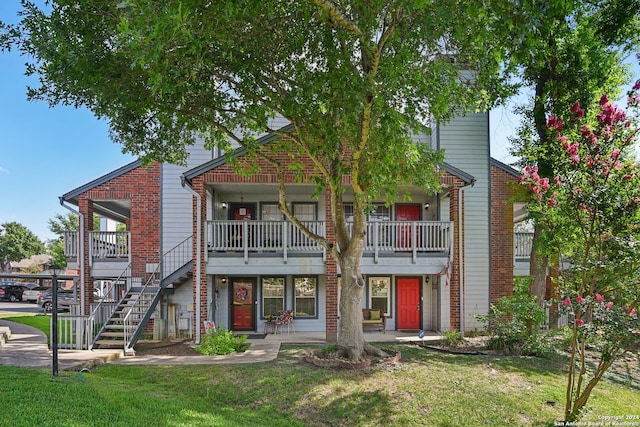 view of front of property featuring a front lawn