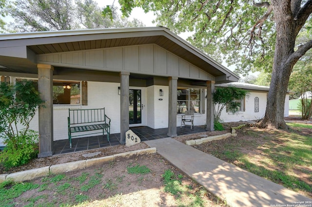 view of front of property featuring a porch