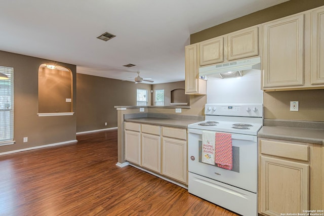 kitchen with ceiling fan, kitchen peninsula, light wood-type flooring, white electric stove, and cream cabinets