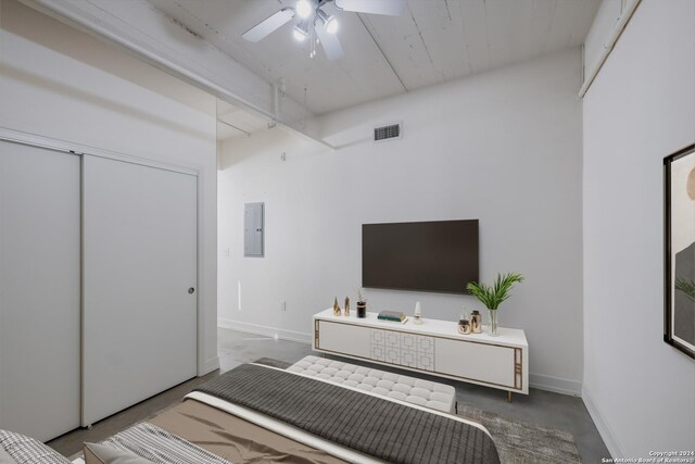 spare room featuring concrete floors and ceiling fan