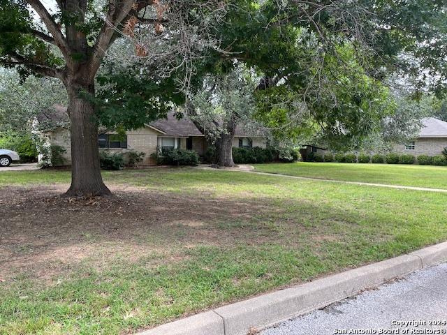 view of front of property featuring a front yard