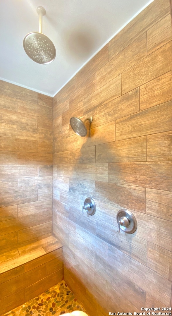 bathroom featuring tiled shower