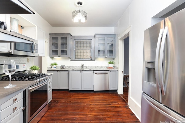 kitchen featuring dark wood-type flooring, appliances with stainless steel finishes, sink, and gray cabinets