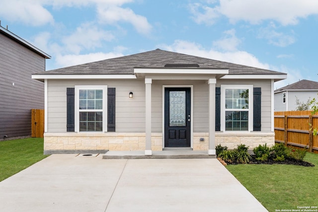 view of front of house with a front lawn