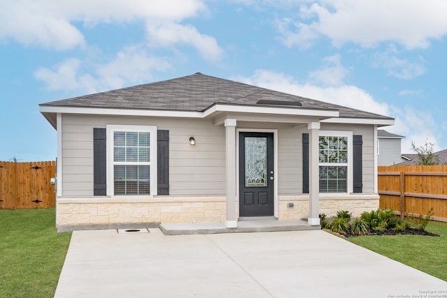 view of front of property with a front yard