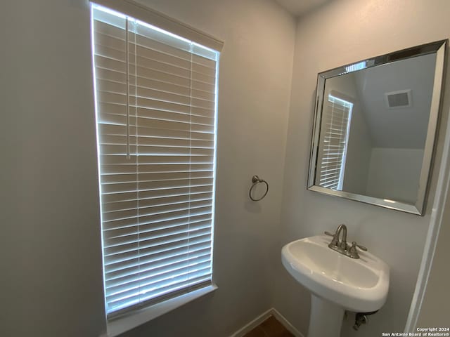 bathroom featuring sink